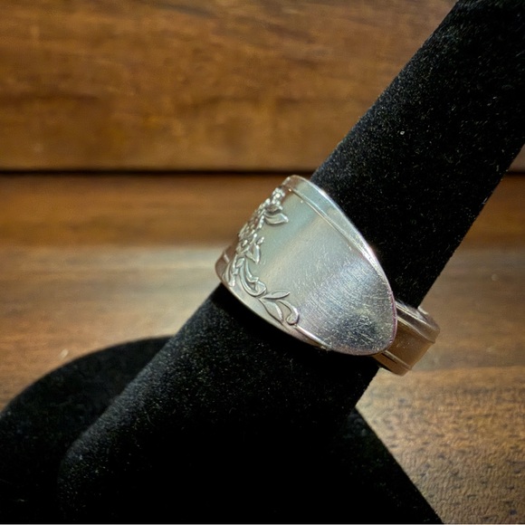 Queen Bess Spoon Ring - Picture 3 of 13